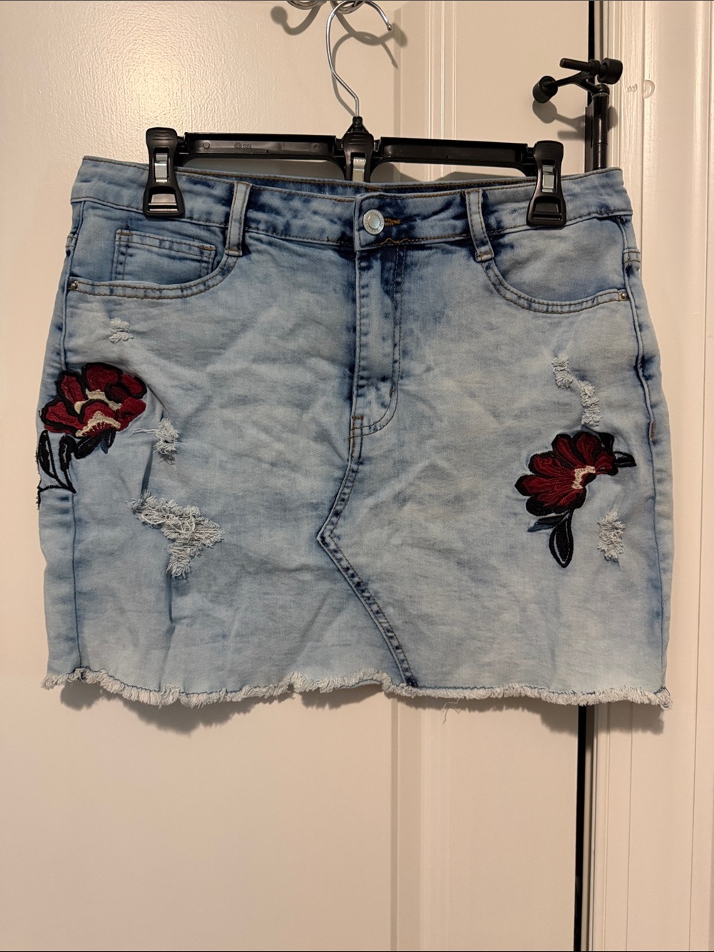 Angel Kiss Light Wash Denim Mini Skirt with Red Floral Appliqués size Large Y2K